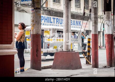 Verkehr und Fußgänger passieren den Filipino Chinese Friendship Arch im Binondo District, China Town, Manila, Philippinen. Stockfoto