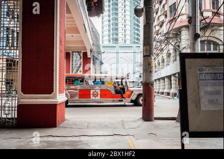 Verkehr und Fußgänger passieren den Filipino Chinese Friendship Arch im Binondo District, China Town, Manila, Philippinen. Stockfoto