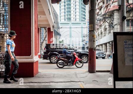 Verkehr und Fußgänger passieren den Filipino Chinese Friendship Arch im Binondo District, China Town, Manila, Philippinen. Stockfoto