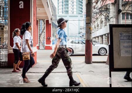 Verkehr und Fußgänger passieren den Filipino Chinese Friendship Arch im Binondo District, China Town, Manila, Philippinen. Stockfoto