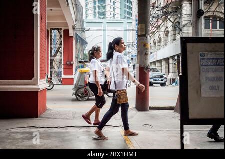 Verkehr und Fußgänger passieren den Filipino Chinese Friendship Arch im Binondo District, China Town, Manila, Philippinen. Stockfoto