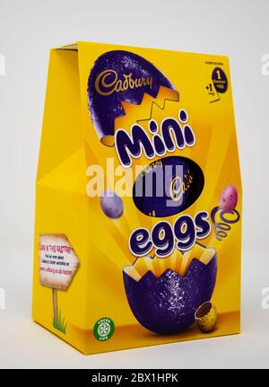 Reading, Großbritannien - April 19 2019: Ein Cadburys Mini-Eier Osterei in seiner Box Stockfoto