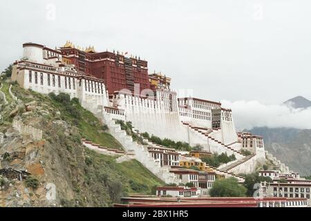 Lhasa, Tibet / China - 20. August 2012: Das Potala-Kloster in der Stadt Lhasa in der Tibet-Autonomen Region China. Die Residenz des Dalai Stockfoto