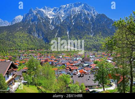 Blick auf die Stadt vor dem Karwendelgebirge mit Viererspitze, Mittenwald, Werdenfelser Land, Oberbayern, Bayern, Deutschland Stockfoto