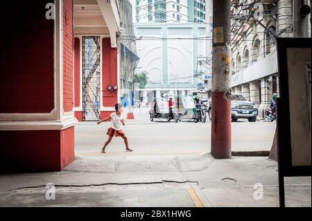 Verkehr und Fußgänger passieren den Filipino Chinese Friendship Arch im Binondo District, China Town, Manila, Philippinen. Stockfoto