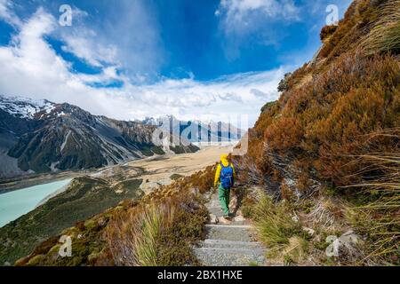 Wanderer auf dem Trail, Blick auf das Hooker Valley vom Sealy Tarns Track, Mount Cook National Park, Canterbury, South Island, Neuseeland Stockfoto