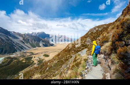 Wanderer auf dem Trail, Blick auf das Hooker Valley vom Sealy Tarns Track, Mount Cook National Park, Canterbury, South Island, Neuseeland Stockfoto