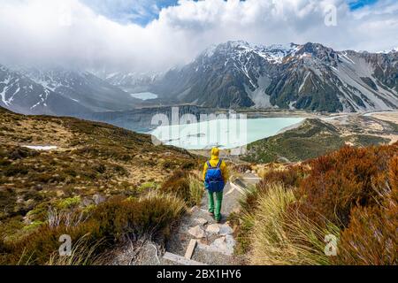 Wanderer auf dem Trail, Blick auf das Hooker Valley vom Sealy Tarns Track, Gletscherseen Mueller Lake und Hooker Lake, Mount Cook National Park Stockfoto