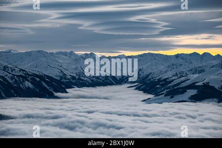 Blick auf schneebedeckte Berggipfel vom Gipfel der Hohen Salve, hoher Nebel im Tal, Hochbrixen, Brixen im Thale, Tirol, Österreich Stockfoto