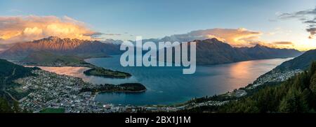 Panorama, Blick auf den Lake Wakatipu und Queenstown bei Sonnenuntergang, Ben Lomond Scenic Reserve, Bergkette The Remarkables, Otago, Southland, Neuseeland Stockfoto