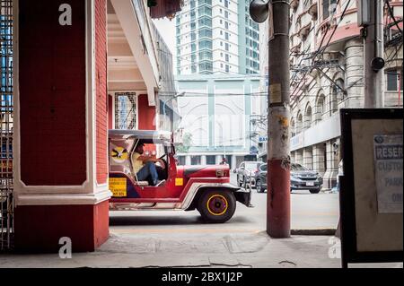 Verkehr und Fußgänger passieren den Filipino Chinese Friendship Arch im Binondo District, China Town, Manila, Philippinen. Stockfoto