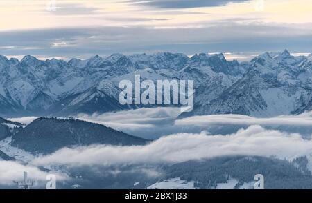 Blick auf schneebedeckte Berge vom Gipfel der Hohen Salve, hoher Nebel im Hochbrixen-Tal, Brixen im Thale, Tirol, Österreich Stockfoto