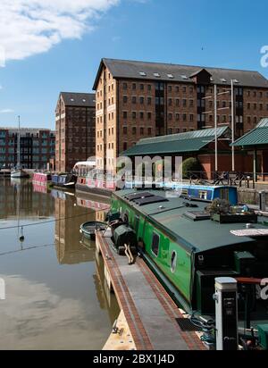 Gloucester, Vereinigtes Königreich - September 08 2019: Narrowboats, die auf den Anlegestellen der Gloucester Docks festgemacht sind Stockfoto