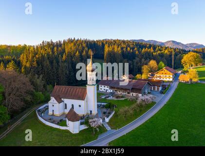 Kirche St. Johannes in Fischbach, bei Bad Toelz, Tölzer Land, Drohnenschuss, Voralpen, Oberbayern, Bayern, Deutschland Stockfoto