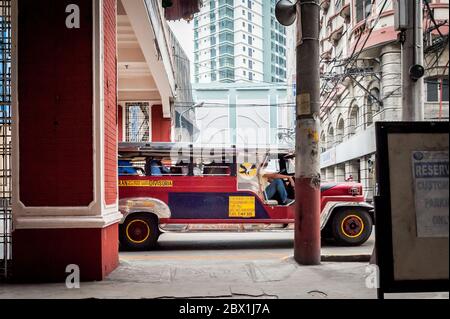 Verkehr und Fußgänger passieren den Filipino Chinese Friendship Arch im Binondo District, China Town, Manila, Philippinen. Stockfoto