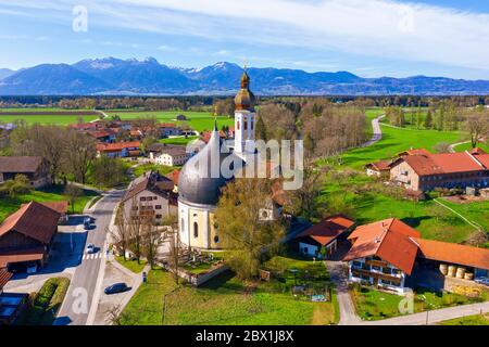 Wallfahrtskirche St. Johannes der Täufer und Heilig Kreuz in Westerndorf, bei Rosenheim, Voralpen, Drohnenaufnahme, Oberbayern, Bayern Stockfoto