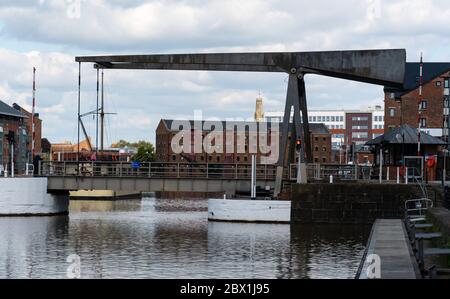 Gloucester, Großbritannien - September 08 2019: Die Llanthony Cantilever Bridge am Eingang zum Gloucester Quays Stockfoto