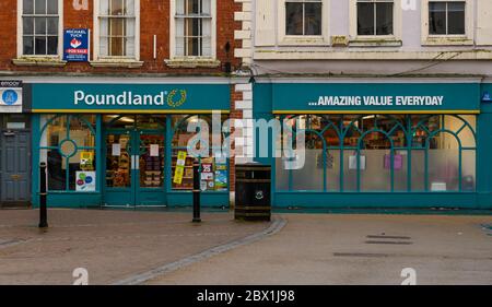 Worcester, Großbritannien - März 15 2020: Die Fassade des Poundland-Discounter auf der Broad St Stockfoto