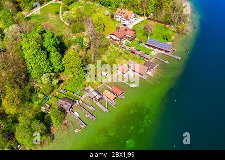 Bootshäuser am Starnberger See, Bernried, Fuenfseenland, Drohnenschuss, Oberbayern, Bayern, Deutschland Stockfoto