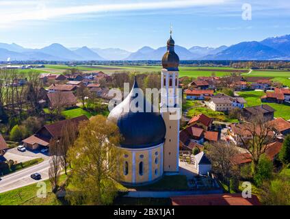 Wallfahrtskirche St. Johannes der Täufer und Heilig Kreuz in Westerndorf, bei Rosenheim, Voralpen, Drohnenaufnahme, Oberbayern, Bayern Stockfoto