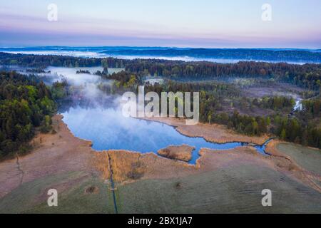 Mooshamerteich im Spatenbraeufilz, Moorland bei Egling, Tölzer Land, Drohnenschuss, Oberbayern, Bayern, Deutschland Stockfoto