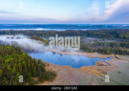 Mooshamerteich im Spatenbraeufilz, Moorland bei Egling, Tölzer Land, Drohnenschuss, Oberbayern, Bayern, Deutschland Stockfoto