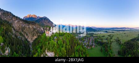 Panorama, Schloss Neuschwanstein, Sauling im Morgenlicht, Schloss Hohenschwangau, rechts Forggensee, bei Schwangau, Drohnenschuss Stockfoto