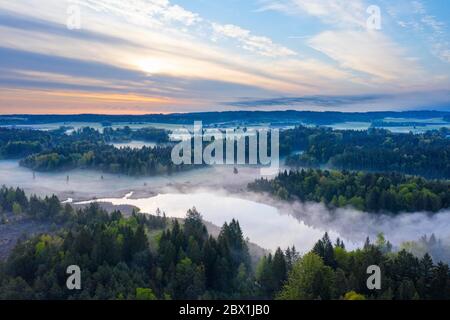 Mooshamerteich im Spatenbraeufilz, Moorland bei Egling, Tölzer Land, Drohnenschuss, Oberbayern, Bayern, Deutschland Stockfoto