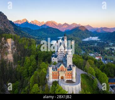 Schloss Neuschwanstein, Tannheimer Berge im Morgenlicht, Schloss Hohenschwangau, Alpsee, bei Schwangau, Drohnenschuss, Ost-Allgäu, Allgäu Stockfoto