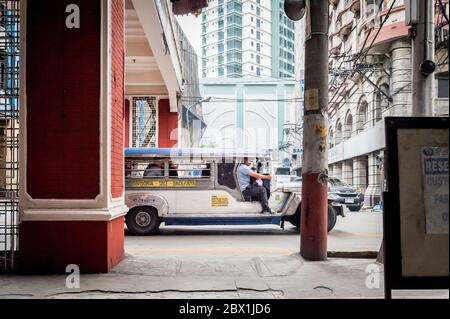 Verkehr und Fußgänger passieren den Filipino Chinese Friendship Arch im Binondo District, China Town, Manila, Philippinen. Stockfoto