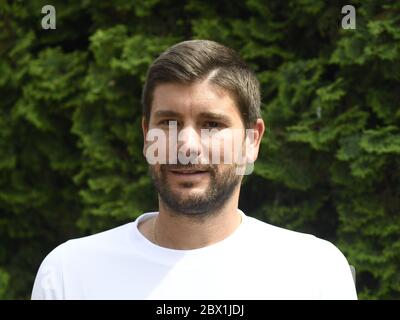 Trainer der tschechischen Tennisspielerin Karolina Pliskova Daniel 'Dani' Vallverdu posiert für die Fotografin in Prag, Tschechische Republik, 4. Juni 2020. (CTK Photo/Michal Krumphanzl) Stockfoto