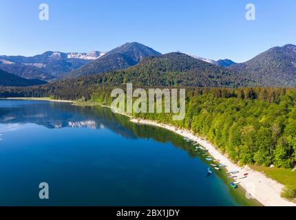 Ruderboote am See, Sylvensteinsee, Karwendel, bei Lenggries, Isarwinkel, Drohnenaufnahme, Oberbayern, Bayern, Deutschland Stockfoto