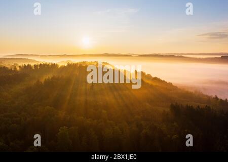 Sonnenaufgang mit Nebel im Isartal, bei Icking, Tölzer Land, Drohnenschuss, Oberbayern, Bayern, Deutschland Stockfoto