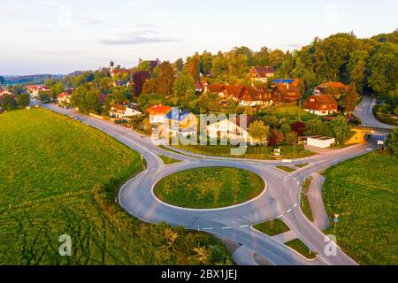 Kreisverkehr mit Bundesstraße 11 im Morgenlicht, Icking, Tölzer Land, Drohnenschuss, Oberbayern, Bayern, Deutschland Stockfoto