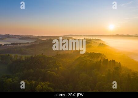 Sonnenaufgang mit Nebel im Isartal, bei Icking, Tölzer Land, Drohnenschuss, Oberbayern, Bayern, Deutschland Stockfoto