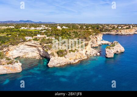 Felsige Küste mit Felsentor Es Pontas im Meer, in der Nähe von Cala Santayi, in der Nähe von Santanyi, Migjorn Region, Drohnenschuss, Mallorca, Balearen, Spanien Stockfoto