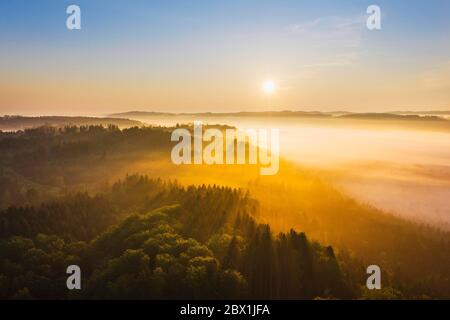 Sonnenaufgang mit Nebel im Isartal, bei Icking, Tölzer Land, Drohnenschuss, Oberbayern, Bayern, Deutschland Stockfoto