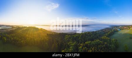 Panorama, Sonnenaufgang mit Nebel im Isartal, rechts Icking, Tölzer Land, Drohnenschuss, Oberbayern, Bayern, Deutschland Stockfoto