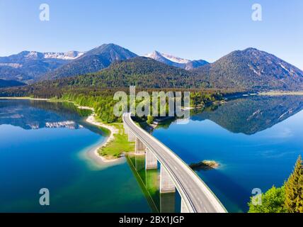 Panorama vom Sylvensteiner See, Faller Klamm Brücke, Karwendel Berge, bei Lenggries, Isarwinkel, Drohnenbild, Oberbayern, Bayern Stockfoto
