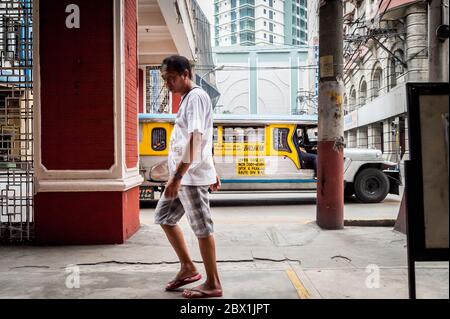 Verkehr und Fußgänger passieren den Filipino Chinese Friendship Arch im Binondo District, China Town, Manila, Philippinen. Stockfoto