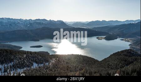 Panorama, Blick vom Jochberg zum Walchensee im Winter mit Schnee, Alpen, Oberbayern, Bayern, Deutschland Stockfoto