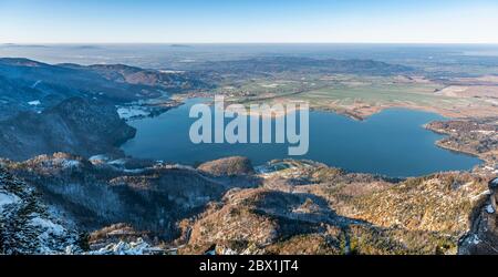 Panorama, Blick vom Jochberg auf den Kochelsee im Winter mit Schnee, Voralpen, Oberbayern, Bayern, Deutschland Stockfoto