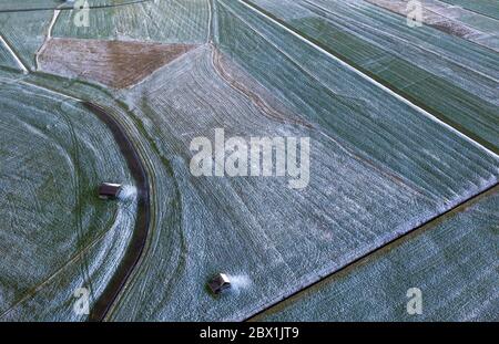 Drohnenschuss, Heuscheune auf Feldern mit Raureif, bei Kochel, Oberbayern, Bayern, Deutschland Stockfoto