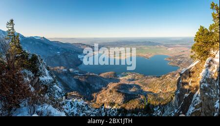 Panorama, Blick vom Jochberg auf den Kochelsee im Winter mit Schnee, Voralpen, Oberbayern, Bayern, Deutschland Stockfoto