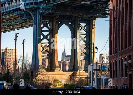 Blick von der Hauptstraße auf die Manhattan Bridge und das Empire State Building, Dumbo, Brooklyn, New York, USA Stockfoto