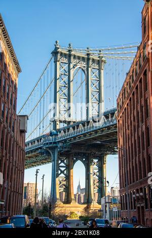 Blick von der Hauptstraße auf die Manhattan Bridge und das Empire State Building, Dumbo, Brooklyn, New York, USA Stockfoto