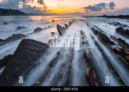 Flysch des Sakoneta Strandes bei Sonnenuntergang, Baskische Küste Geopark, Spanien Stockfoto
