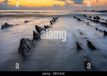 Flysch des Sakoneta Strandes bei Sonnenuntergang, Baskische Küste Geopark, Spanien Stockfoto