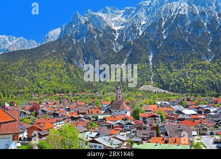 Blick auf die Stadt vor dem Karwendelgebirge mit Viererspitze, Mittenwald, Werdenfelser Land, Oberbayern, Bayern, Deutschland Stockfoto