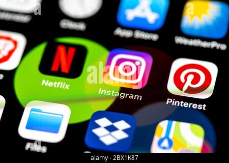 Netflix, Instagram, Pinterest, App Icons auf einem Handy-Display, iPhone, Smartphone, Nahaufnahme Stockfoto